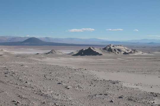 Monta&ntilde;as y dunas de arena en la alta monta&ntilde;a de argentina