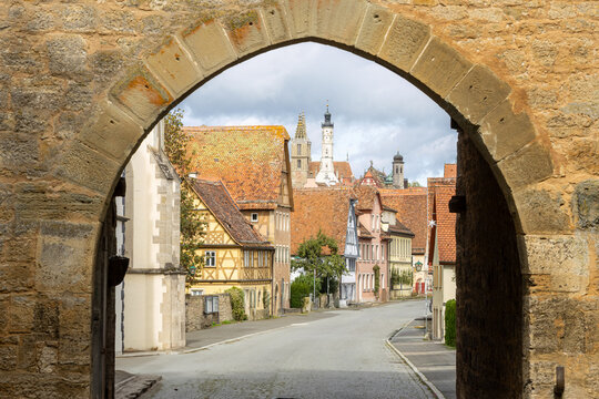 Blick durch das Spitaltor der Spitalbastei in Rothenburg ob der Tauber hinauf in der Spitalgasse zum Zentrum und dem Rathausturm