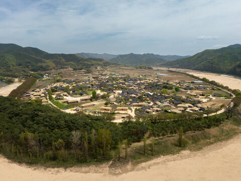 Aerial view of Andong Hahoe folk Village in South Korea. This village is the settlement site of Pungsan Yu&rsquo;s Clan.

