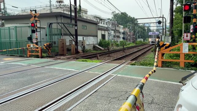 踏切を通る京王井の頭線の様子