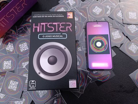 Hitster - Jogo de cartas e m&uacute;sica. O objetivo &eacute; simples: voc&ecirc; n&atilde;o precisa ser um especialista em m&uacute;sica, basta reconhecer os sucessos e organiz&aacute;-los em uma linha do tempo cronol&oacute;gica.