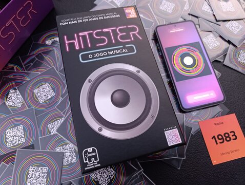 Hitster - Jogo de cartas e m&uacute;sica. O objetivo &eacute; simples: voc&ecirc; n&atilde;o precisa ser um especialista em m&uacute;sica, basta reconhecer os sucessos e organiz&aacute;-los em uma linha do tempo cronol&oacute;gica.