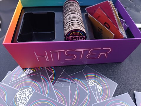 Hitster - Jogo de cartas e m&uacute;sica. O objetivo &eacute; simples: voc&ecirc; n&atilde;o precisa ser um especialista em m&uacute;sica, basta reconhecer os sucessos e organiz&aacute;-los em uma linha do tempo cronol&oacute;gica.
