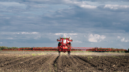 Wide boom field sprayer working on agricultural farmland  Opis: © Dusan Kostic