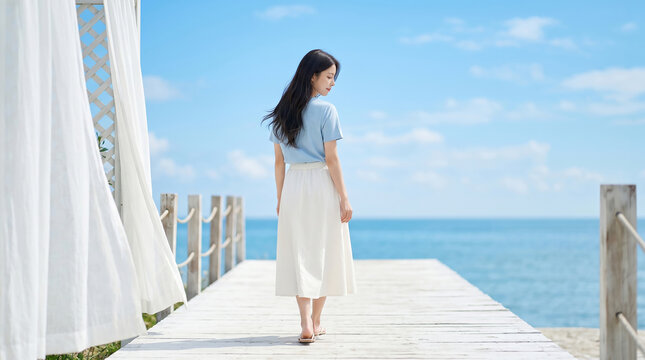 바닷가에서 흰 원피스를 입은 여성 / Woman in White Dress by the Sea