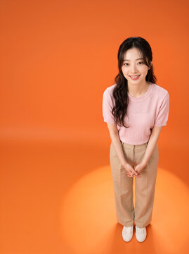 분홍 옷을 입고 정중히 인사하는 여성 / Woman in Pink Greeting Politely