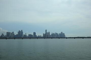 Obraz premium Panoramic View of Panama City Skyline Across Water with Bridge