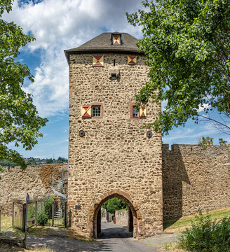 Bad M&uuml;nstereifel, Nordrhein-Westfalen, Deutschland - 13. Juli 2026: Blick auf das Johannistor, welches Teil der historischen Stadtbefestigung von Bad M&uuml;nstereifel war. 