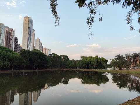 Goi&acirc;nia &eacute; a moderna capital do estado de Goi&aacute;s, no Brasil. Fundada em 1933, &eacute; mundialmente famosa como a "Capital Verde"