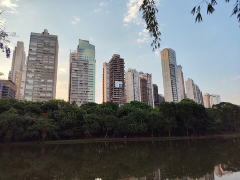 Goi&acirc;nia &eacute; a moderna capital do estado de Goi&aacute;s, no Brasil. Fundada em 1933, &eacute; mundialmente famosa como a "Capital Verde"