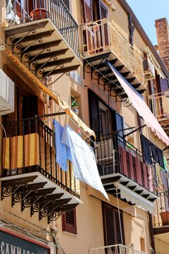Balc&oacute;n con ropa colgada en Italia