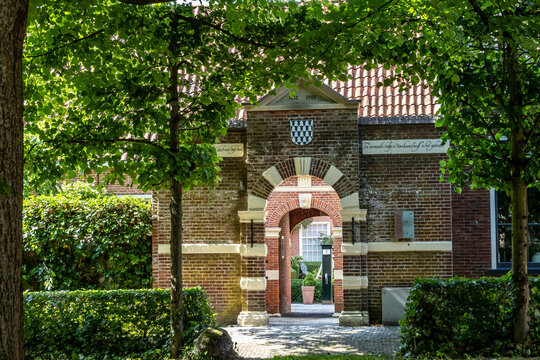 Historisches Tor des Boshuisengasthuis im gr&uuml;nen Innenhof, Leeuwarden, Friesland, Niederlande