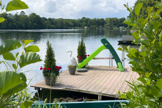 Holzsteg mit gr&uuml;ner Rutsche am Engelbertplas in Groningen, Niederlande