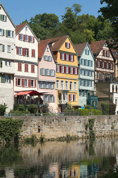 Blick &uuml;ber den Fluss Neckar zu Wohnh&auml;usern mit der Bezeichnung Neckarfront an der Neckarmauer in T&uuml;bingen