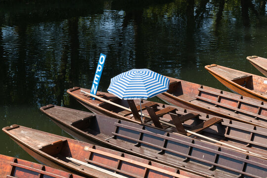 Verleih von Stocherk&auml;hnen am Ufer des Flusses Neckar in der Universit&auml;tsstadt T&uuml;bingen in Deutschland