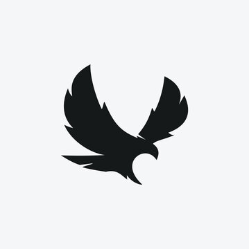 Desain logo siluet elang yang terbang. Elang hitam yang berani atau ikon vektor elang.Powerful eagle flying vector emblem.