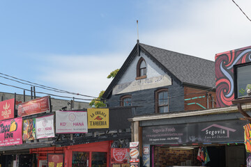 Obraz premium view of permanent vendor stalls on Augusta Av in front of a historic house at 214 Augusta, Kensington Market, Toronto