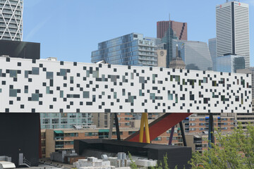 Obraz premium wide view of Will Alsop's Rosalie Sharp Centre for Design “box on legs” 100 McCaul St viewed from the Art Gallery of Ontario, Toronto