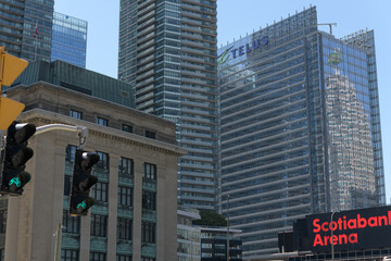 Obraz premium looking northwest to historic and contemporary buildings including Scotiabank Arena sign from Bay St near Harbour St, downtown Toronto