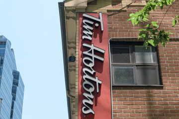 Obraz premium building side and sign of Tim Hortons, a coffee shop chain, located here at 70 Gerrard St W, Toronto