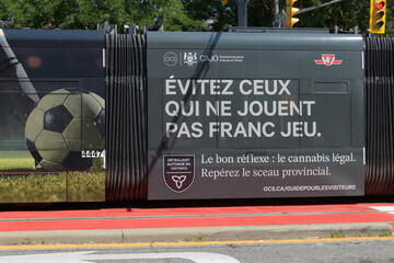 Obraz premium Ontario Cannabis Store (OCS) trolley wrap with message in French re steer clear of illicit unregulated dispensaries, in Toronto