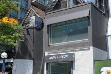 Obraz premium exterior building and sign of Mon Trésor Spa Boutique, a facial spa, located at 86 Yorkville Av, Toronto