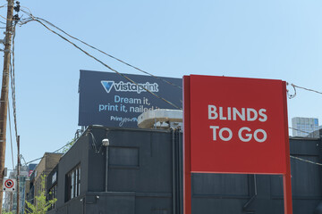 Obraz premium rooftop billboard (vistaprint) and roadside pylon sign of Blinds To Go located at 267 Davenport Rd, Toronto