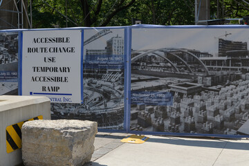 Obraz premium Hagerman Street staircase construction site hoarding with mesh banner featuring historical images of City Hall, Toronto