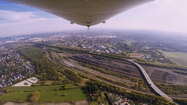 Luftaufnahme aus einem Zeppelin &uuml;ber Olympiapark und M&uuml;nchner Skyline