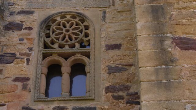 Santa Mar&iacute;a del Naranco: Antiguo palacio o aula regia del rey Ramiro I del siglo IX, situado en la falda del monte Naranco. Oviedo, Asturias, Espa&ntilde;a. Julio de 2026.