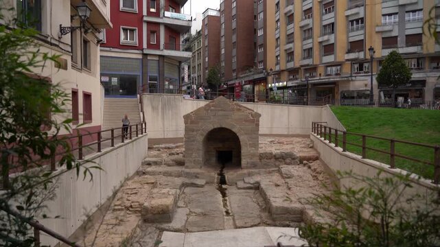 La Foncalada, &Uacute;nico ejemplo de construcci&oacute;n de car&aacute;cter civil del Prerrom&aacute;nico en un entorno urbano. Oviedo, Asturias, Espa&ntilde;a. Julio de 2026.