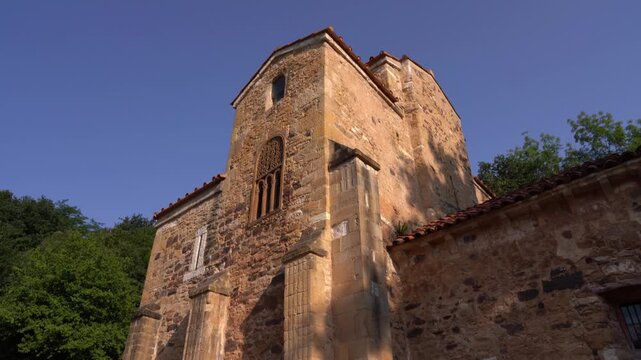 San Miguel de Lillo, Referente de la decoraci&oacute;n escult&oacute;rica del Arte Prerrom&aacute;nico o Arte Asturiano.  Oviedo, Asturias, Espa&ntilde;a. Julio de 2026. 