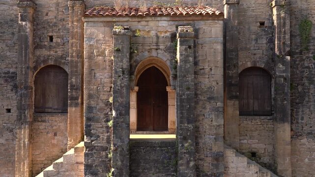 Santa Mar&iacute;a del Naranco: Antiguo palacio o aula regia del rey Ramiro I del siglo IX, situado en la falda del monte Naranco. Oviedo, Asturias, Espa&ntilde;a. Julio de 2026.