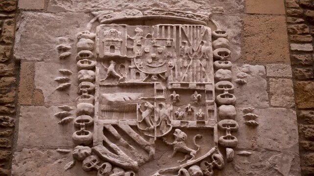 Detalle del escudo de la Catedral de Oviedo, Asturias, Espa&ntilde;a. Julio de 2026.