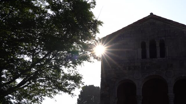 Santa Mar&iacute;a del Naranco: Antiguo palacio o aula regia del rey Ramiro I del siglo IX, situado en la falda del monte Naranco. Oviedo, Asturias, Espa&ntilde;a. Julio de 2026.