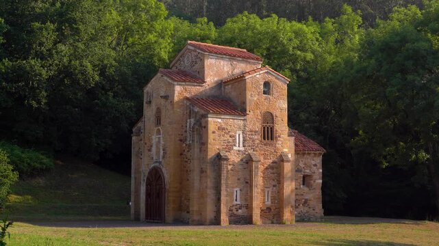 San Miguel de Lillo, Referente de la decoraci&oacute;n escult&oacute;rica del Arte Prerrom&aacute;nico o Arte Asturiano.  Oviedo, Asturias, Espa&ntilde;a. Julio de 2026. 