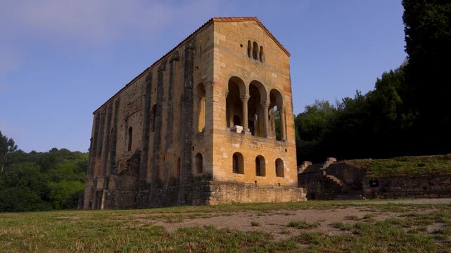 Santa Mar&iacute;a del Naranco: Antiguo palacio o aula regia del rey Ramiro I del siglo IX, situado en la falda del monte Naranco. Oviedo, Asturias, Espa&ntilde;a. Julio de 2026.