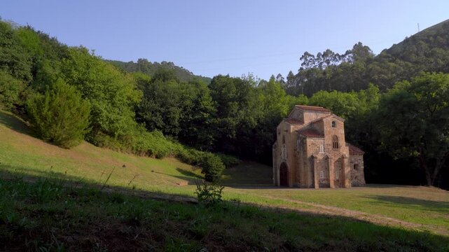 Santa Mar&iacute;a del Naranco: Antiguo palacio o aula regia del rey Ramiro I del siglo IX, situado en la falda del monte Naranco. Oviedo, Asturias, Espa&ntilde;a. Julio de 2026.