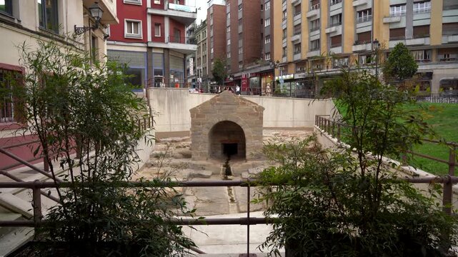 La Foncalada, &Uacute;nico ejemplo de construcci&oacute;n de car&aacute;cter civil del Prerrom&aacute;nico en un entorno urbano. Oviedo, Asturias, Espa&ntilde;a. Julio de 2026.