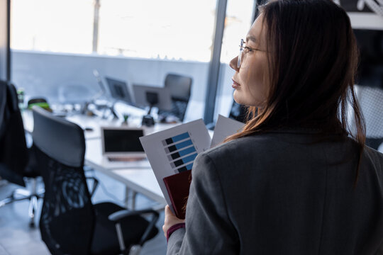 Young business woman looking aside and looking concentrated and focused