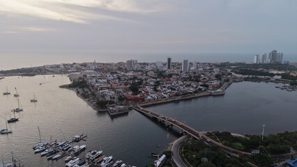 Fototapeta premium Fotos Aéreas de Manga, Fuerte del Pastelillo, Puente Román y Getsemaní | Aerial Photography of Manga District, Pastelillo Fort, Roman Bridge and Getsemani, Colombia.