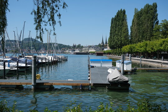 Luzern in der Schweiz, Aussicht auf den See und die Stadt Luzern an der Flaniermeile am Luzerner Quai