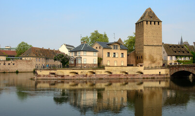 Obraz premium Torre de Heinrichsturm sobre el río Ill en Estrasburgo, Alsacia, Francia