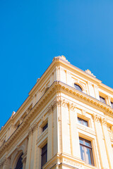 Obraz premium Detalhe da fachada do Museu do Ipiranga em São Paulo sob céu azul