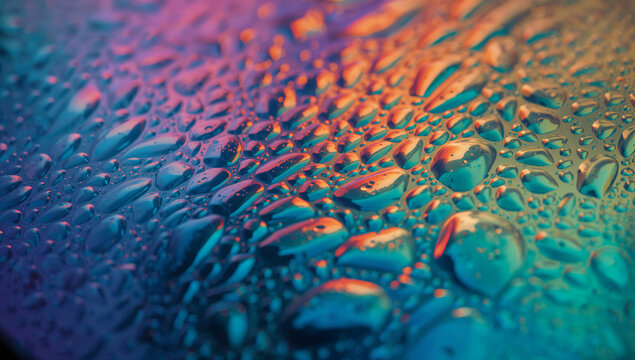 液晶内部に水分が侵入して虹色の油膜模様が広がったスマートフォン