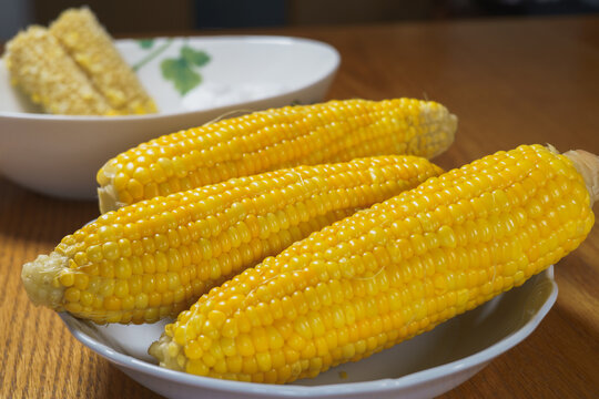 茹でたトウモロコシと食べ終わったトウモロコシの芯