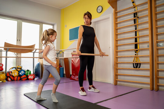 Little girl one on one physiotherapy listening while the teacher explains 