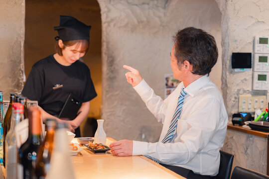 飲食店でお客様の苦情に対応するスタッフ