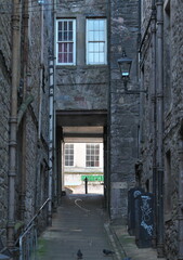 Fototapeta premium Edinburgh,UK - May 10, 2026: A close connecting Cockburn street and High street in Edinburgh, Scotland in the Morning 
