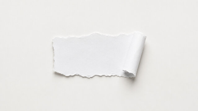 Morceau de papier blanc d&eacute;chir&eacute; avec bord relev&eacute;